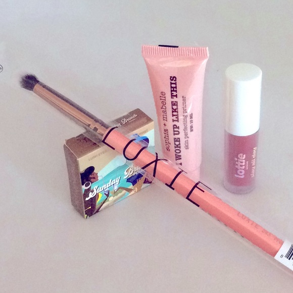 π Makeup Bundle! Primer, Lipgloss, eyeshadow & brush - Picture 2 of 6